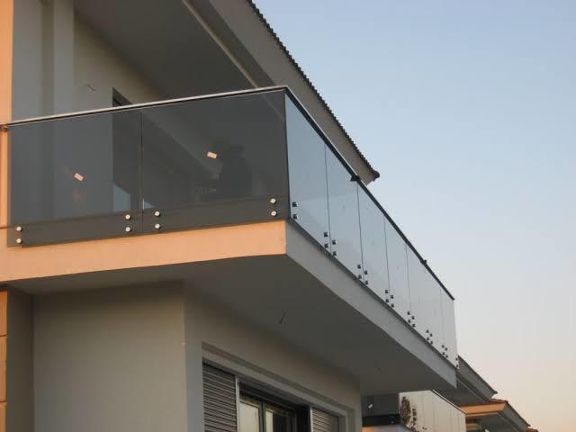 Cam balkon korkuluğu saydam mı olmalı, siyah mı?