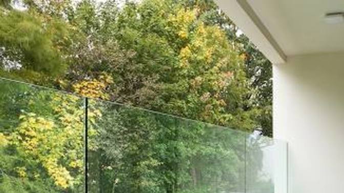 Cam balkon korkuluğu saydam mı olmalı, siyah mı?