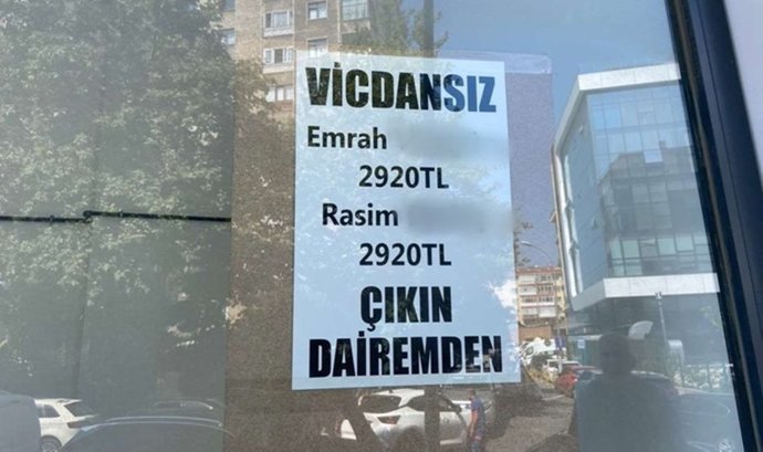 İstanbulda bir ev sahibi, 2.920 TL ödeyen kiracılarının isimlerini asarak protesto etti. Kiracıların yerinde olsan, ne yapardın?