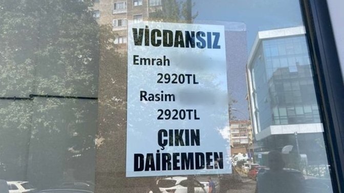 İstanbul'da bir ev sahibi, 2.920 TL ödeyen kiracılarının isimlerini asarak protesto etti. Kiracıların yerinde olsan, ne yapardın?