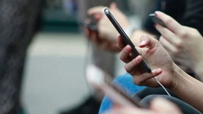 Telefonunuzu kullanmak isteyen yabancı birine verir misiniz?