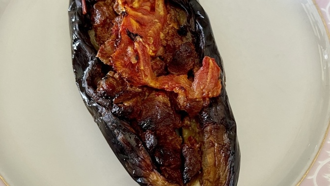Karnıyarık yaptım, etli mi, kıymalı mı seversin?