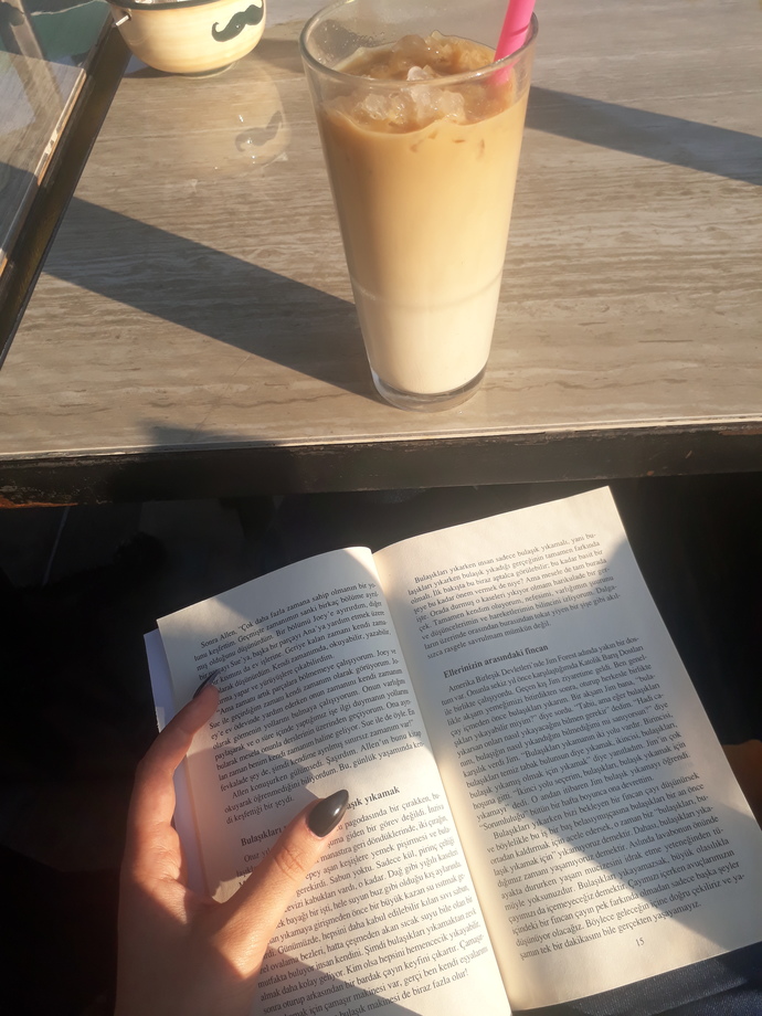 Cafede kitap okuma keyfi 😅🌸