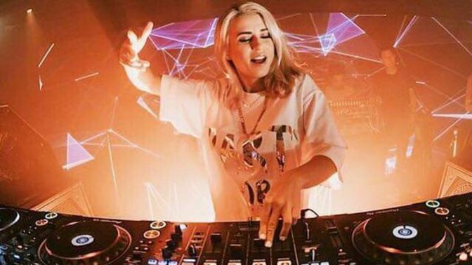 Yaşım 22 ve DJ olmak istiyorum. Nasıl bir yol izlemeliyim? 