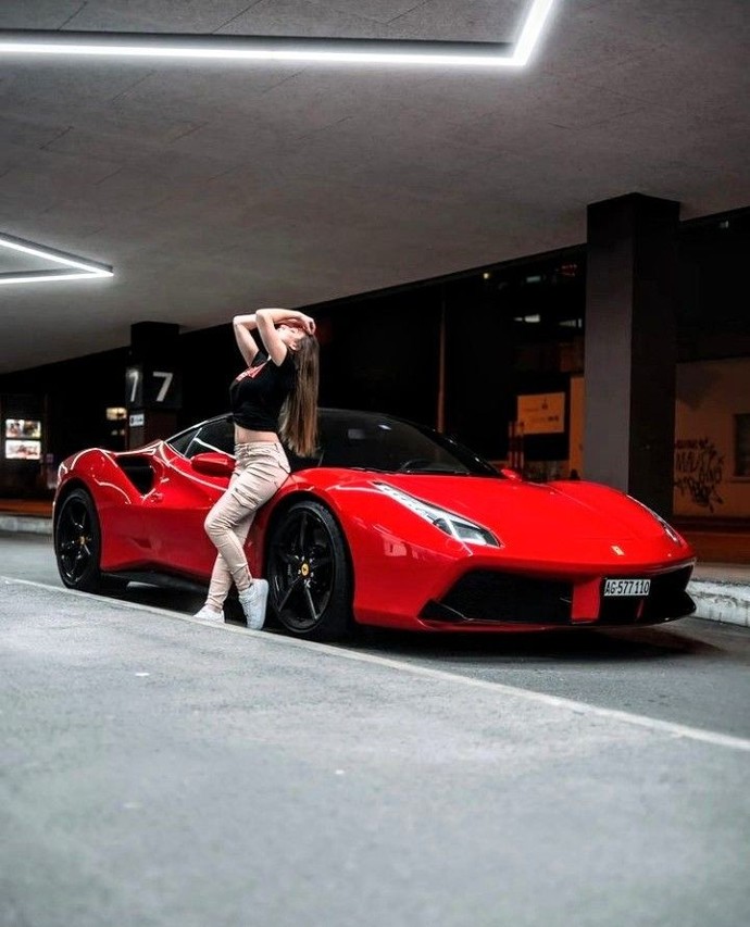 Ferrari marka arabanız olsa herkes peşinizden mi koşturur?
