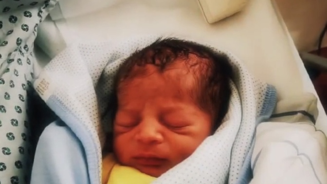 Sizce bu bebekler ayni bebek mi birinci resim yeni dogmus ikincu ise 6 aylik?