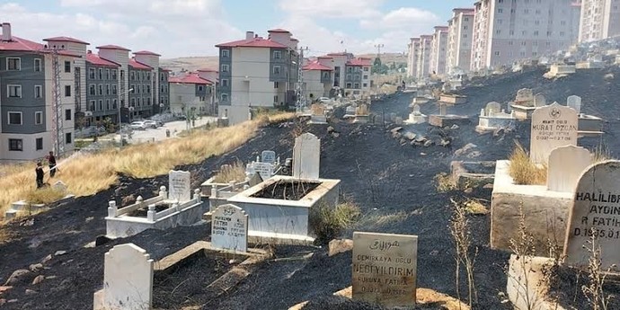 Mezarlık manzaralı bir evde veya otelde kalabilir misiniz?
