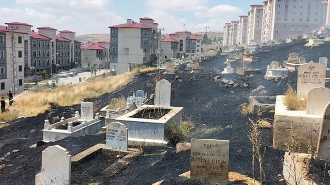 Mezarlık manzaralı bir evde veya otelde kalabilir misiniz?