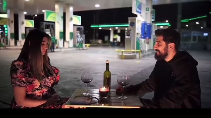Beni pahalı bir mekana götür dediğim sevdiceğim benzinciye götürdü. Ayrılmak istiyorum sizce kim haklı?