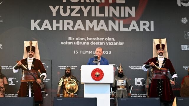 Yeniçerileri Dizmiş Şimdi Buna Padişahım Çok Yaşa mı Desek ne Desek Siz Söyleyin, 3 Resme de Bakın Bir?