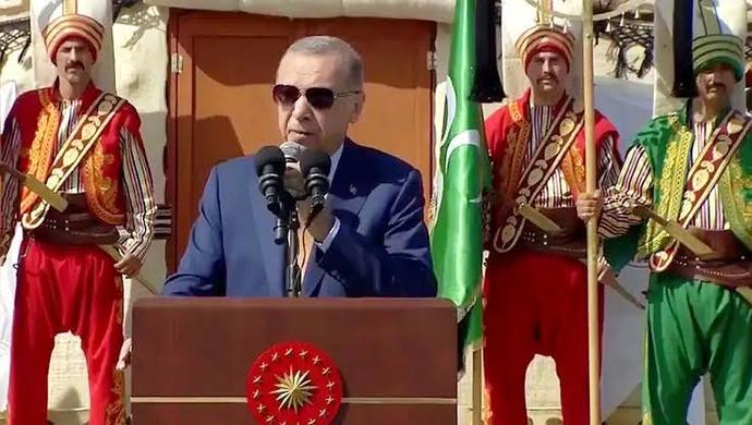 Yeniçerileri Dizmiş Şimdi Buna Padişahım Çok Yaşa mı Desek ne Desek Siz Söyleyin, 3 Resme de Bakın Bir?