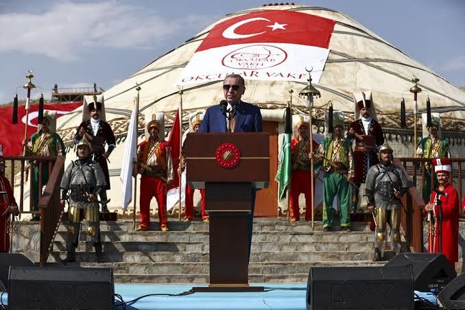 Yeniçerileri Dizmiş Şimdi Buna Padişahım Çok Yaşa mı Desek ne Desek Siz Söyleyin, 3 Resme de Bakın Bir?