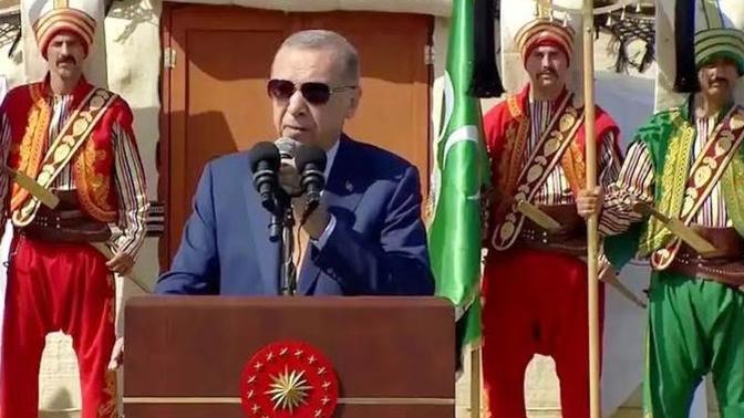Yeniçerileri Dizmiş Şimdi Buna Padişahım Çok Yaşa mı Desek ne Desek Siz Söyleyin, 3 Resme de Bakın Bir?