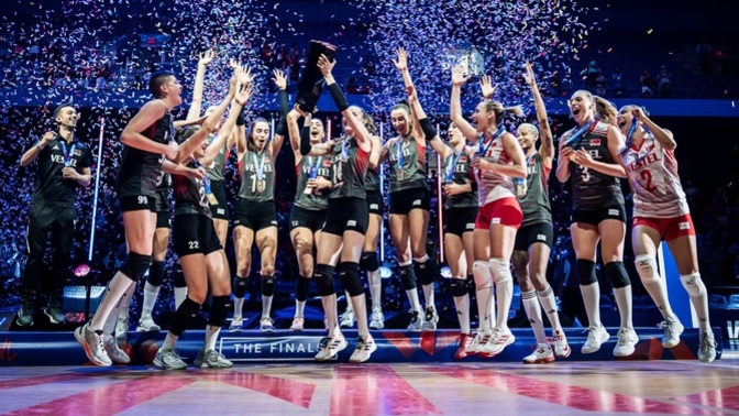 Kızlarımızla gurur duyuyoruz! ❤️ FIVB Milletler Ligi şampiyonu Filenin Sultanları'nın gururlu kutlamasını nasıl buldunuz?