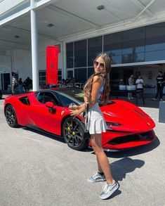 Sevgiliniz kapınızın önüne Ferrari ile gelse tepkiniz ne olurdu?