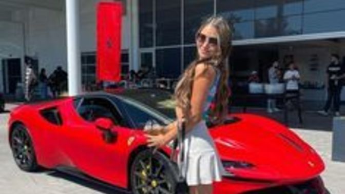 Sevgiliniz kapınızın önüne Ferrari ile gelse tepkiniz ne olurdu?