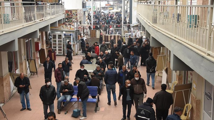 İzmirde nakliyeciler akaryakıt zamlarından dolayı kontak kapatmış. Kontak kapatmak çözüm olur mu?