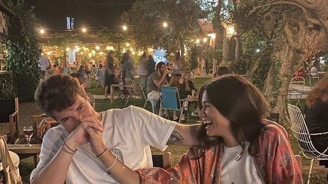 Karşı cinsi etkilerken iltifatlar mı daha etkili olur, yoksa şiirler mi?