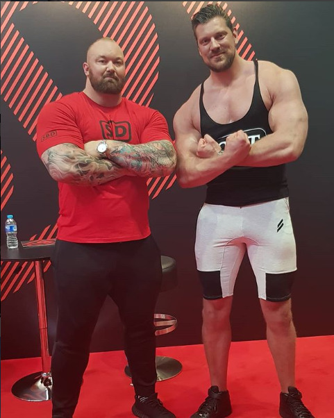 Aslan mı? Kaslı 2 metrelik iri bir adam mı?