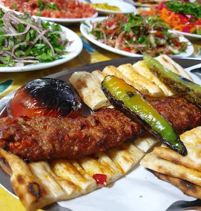 1 porsiyon Adana kebap istedim, 8 çeşit ikram geldi. Bütün bunlar hesaba dahil mi sizce?