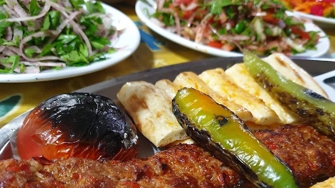 1 porsiyon Adana kebap istedim, 8 çeşit ikram geldi. Bütün bunlar hesaba dahil mi sizce?