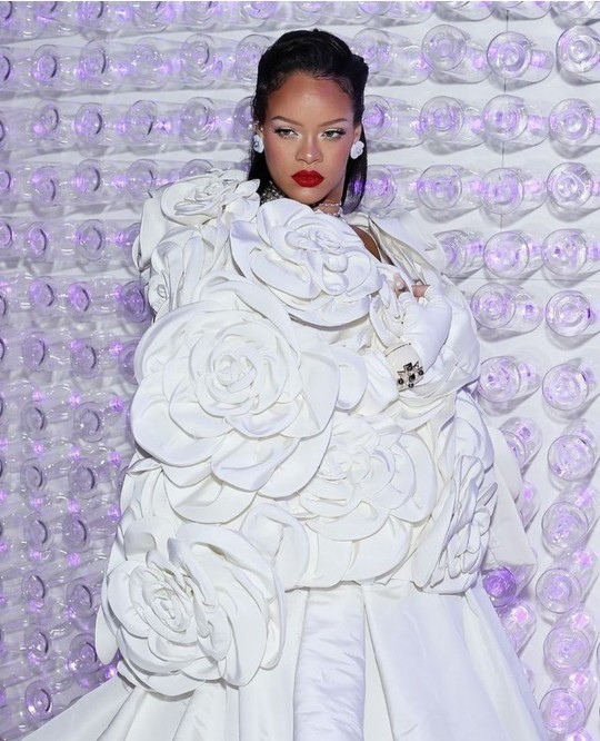 Margot mu daha iyi giyiniyor yoksa Rihanna mı?
