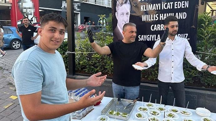 Adanalılar, klimanın mucidi Carrier hayrına tatlı dağıttı. Siz klimanın mucidi için ne yapardınız?