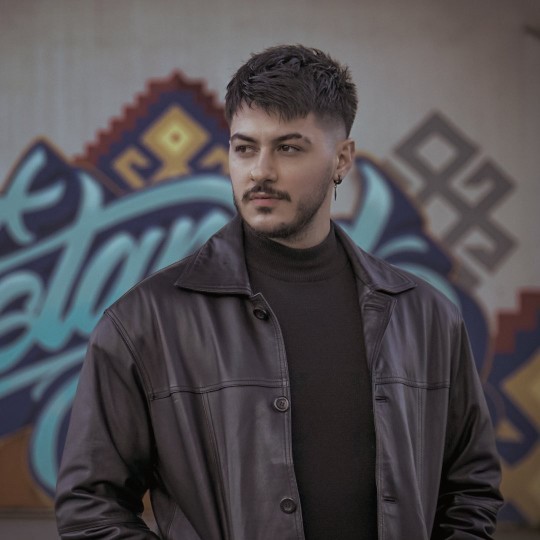 Bir sanatçıyla sevgili olma şansınız olsaydı, kiminle sevgili olmak isterdiniz?