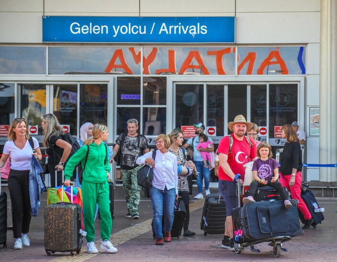 Bu yıl Antalya havalimanına toplam 7 milyon 37 bin turist gelmiş. Siz tatil yapabildiniz mi?