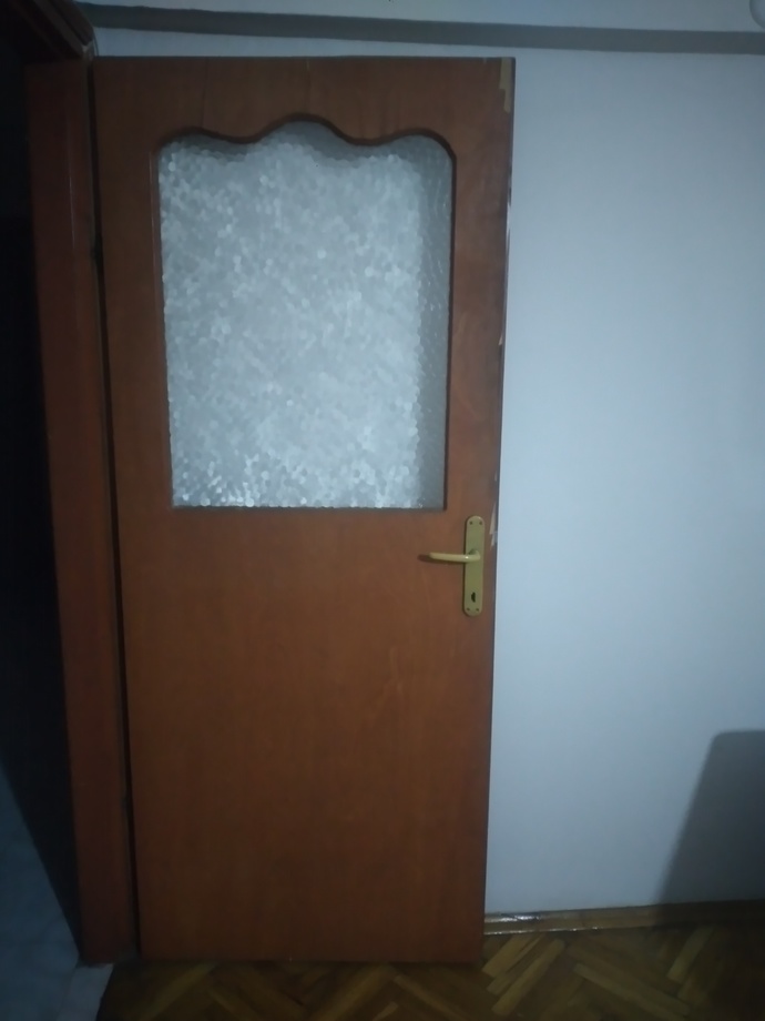 Kapımız böyle kaka rengi, beyaza boyasak komik veya saçma durur mu?