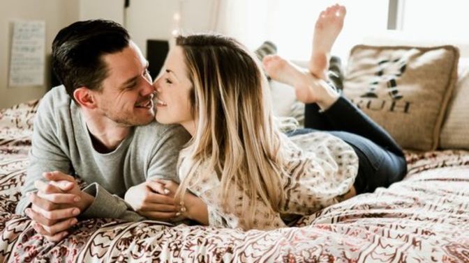 Aşk mı seksi getirir, seks mi aşkı?