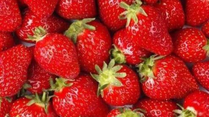 En büyüleyici kırmızı meyve hangisi?