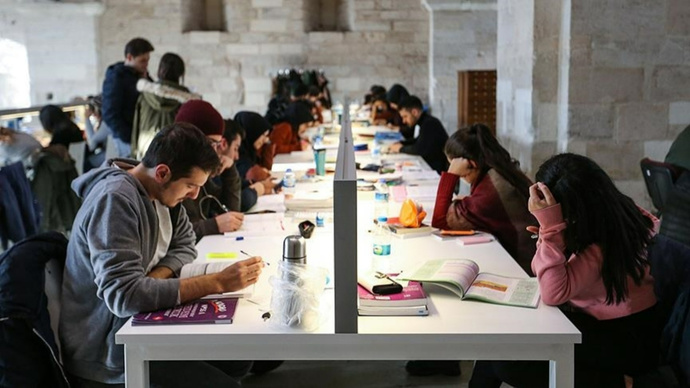Okuduğu üniversite ve bölümünü en detaylı anlatan 2 kişiye 150er TL Amazon çeki hediye!