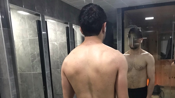Bu erkekte bir duruş bozukluğu var mı sizce?