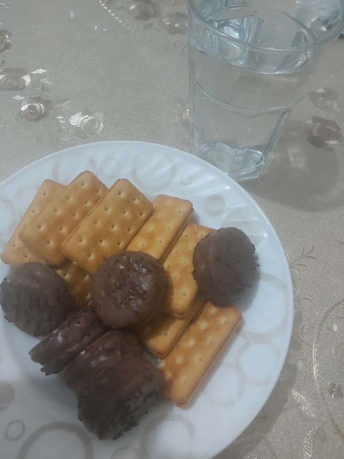 Akşam yemeğinde abur cubur yenir mi?