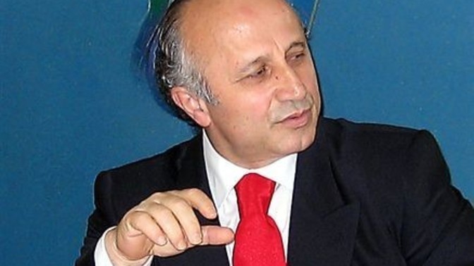 Keşke yaşasaydı da, çıkıp çatır çatır konuşmaya devam etseydi dediğiniz biri var mı?