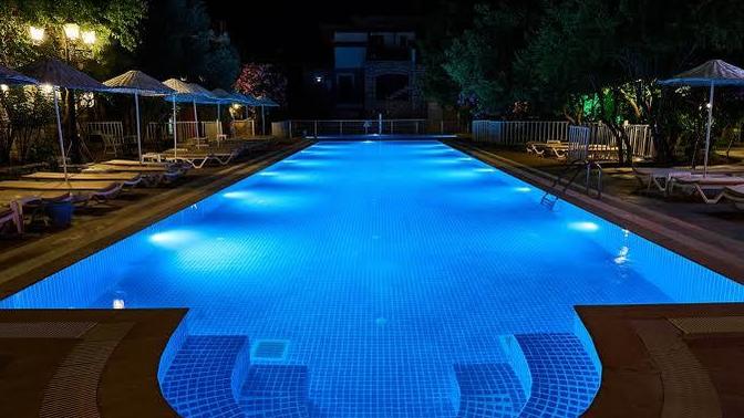 Şu an bu havuza bu saatte kiminle girmek isterdin?
