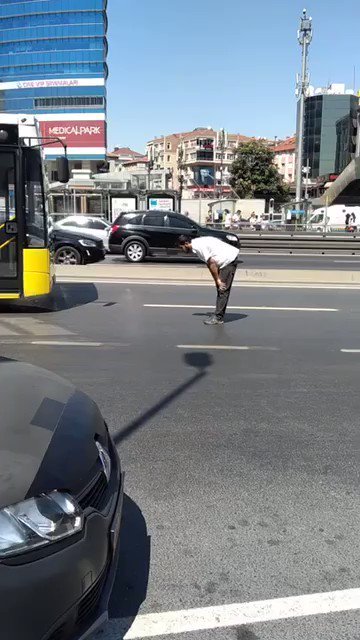 İstanbul’da bir vatandaş akan trafikte namaz kıldı. Bu insanların amacı ne olabilir?