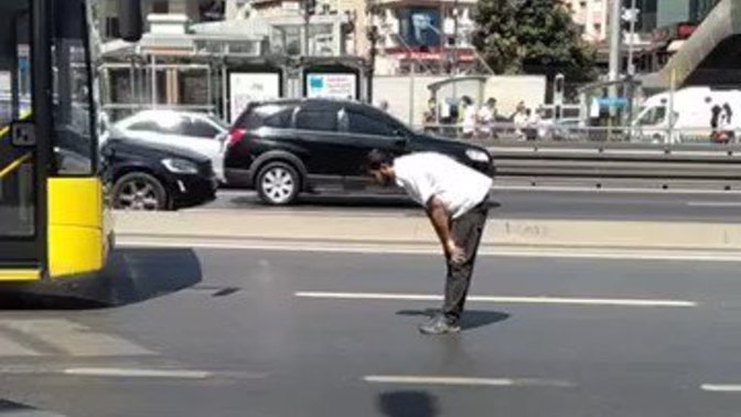 İstanbul’da bir vatandaş akan trafikte namaz kıldı. Bu insanların amacı ne olabilir?