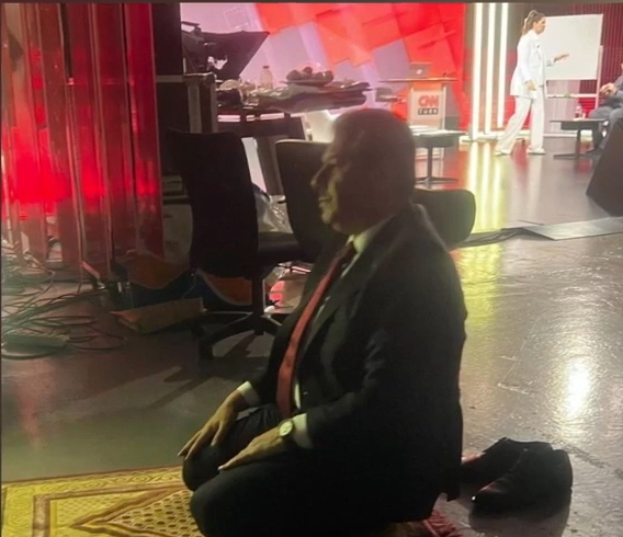 Tevfik Göksunun namaz kıldığı görsel sosyal medyada gündem oldu! Büyükşehir Belediye Başkanlığına aday olsaydı oy verir miydiniz?