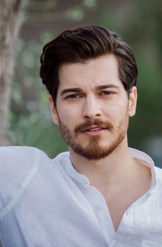 Çağatay Ulusoy Türkiyenin en yakışıklı oyuncularından biri midir?