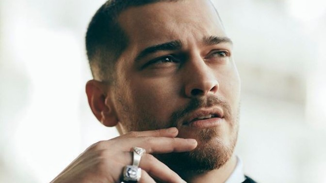 Çağatay Ulusoy Türkiye'nin en yakışıklı oyuncularından biri midir?