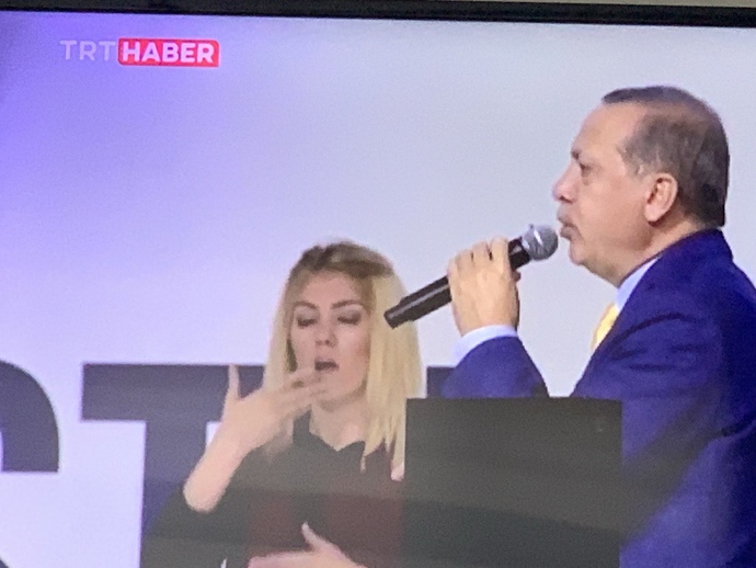 TRT’nin tarafsız olması gerekmez mi neden akpnin yalakalığını yapıyor?