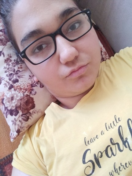 Bütün gün yorulmuş olan ben anlık haller 😂😂😂 siz ne yapıyorsunuz?