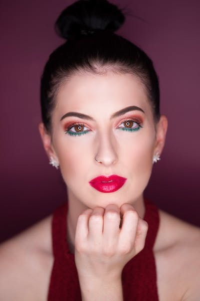 Kahverengi gözlülere yeşil renkli eyeliner yakışıyor mu?