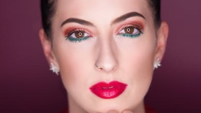 Kahverengi gözlülere yeşil renkli eyeliner yakışıyor mu?