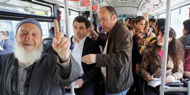 Burdurda 65 yaş üstüne toplu taşımada ücret geliyor! Sizce 65 yaş üstü bilet ücreti ödemeli mi?