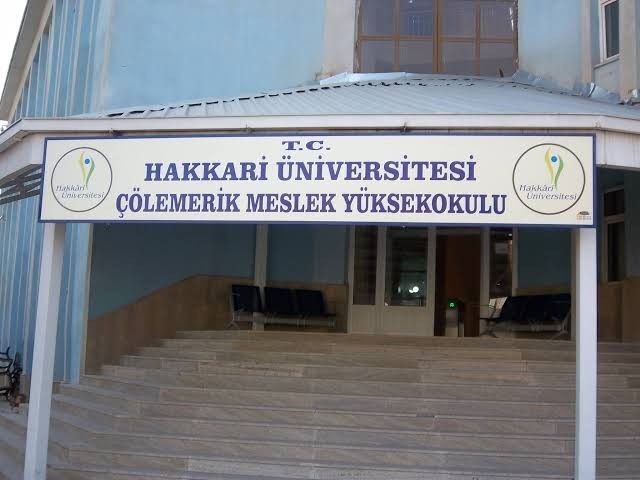 Üniversiteyi aileye yakın şehirde okumak mı mantıklı yoksa uzak şehirde mi?