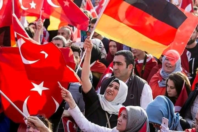 Yurtdışından gelen yabancı gurbetçi Türkler ülkeye girişte 1000 euro her gelip gitmesinde ödese ekonomi sizce düzelir mi?