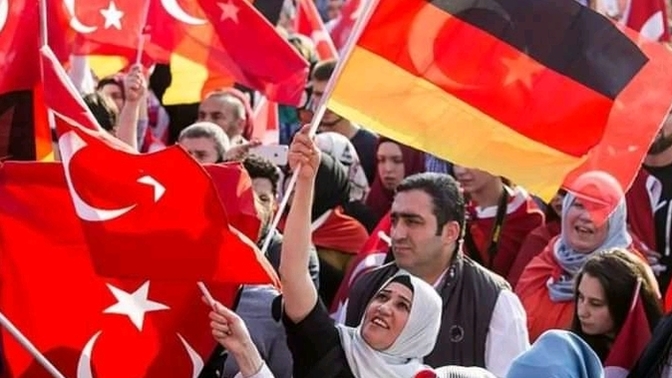 Yurtdışından gelen yabancı gurbetçi Türkler ülkeye girişte 1000 euro her gelip gitmesinde ödese ekonomi sizce düzelir mi?